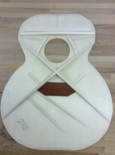 Traditional X bracing, centre sound hole.